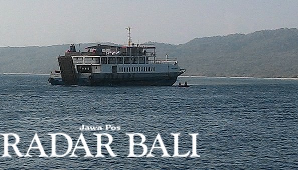 mesin-bermasalah-kmp-trisaksi-elfina-mogok-di-selat-bali