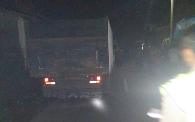 tabrak-pantat-truk-parkir-pengendara-motor-tewas-bersimbah-darah