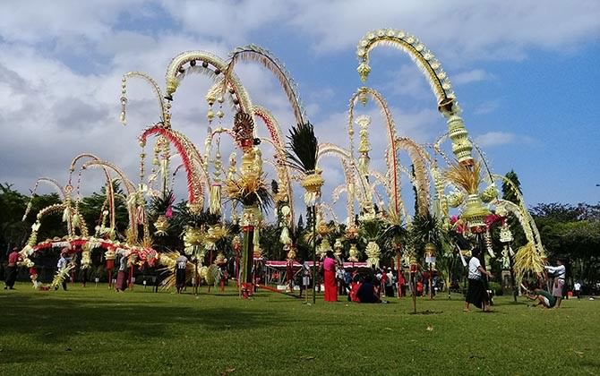 adu-kreasi-puluhan-penjor-di-taman-pecangakan-duh-indahnya