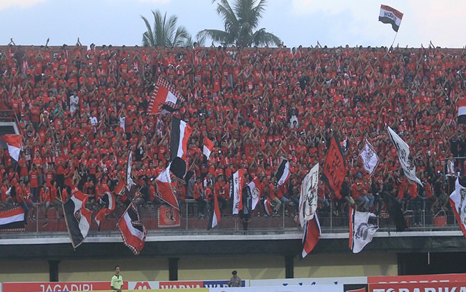dukungan-fans-suporter-bikin-bos-besar-bali-united-merinding