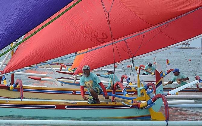 heboh-peserta-lomba-jukung-lawan-angin-dan-arus