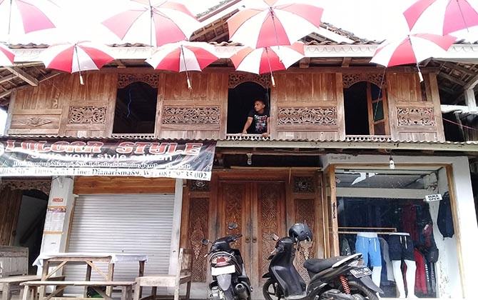 jadi-jujukan-wna-malaysia-rumah-panggung-loloan-terancam-punah