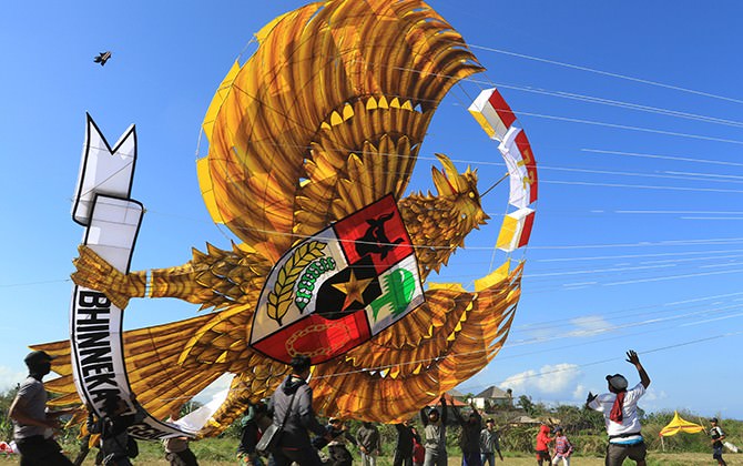 sambut-hut-ri-dengan-layangan-garuda-pancasila