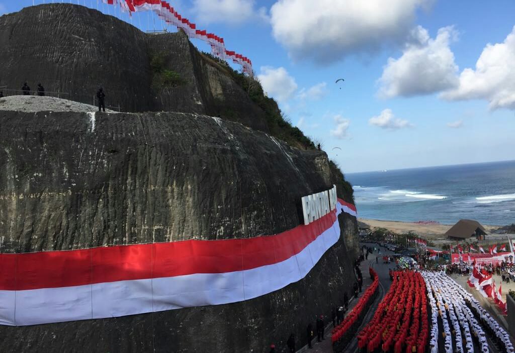 sang-saka-bendera-merah-putih-polda-bali-pecahkan-rekor-dunia