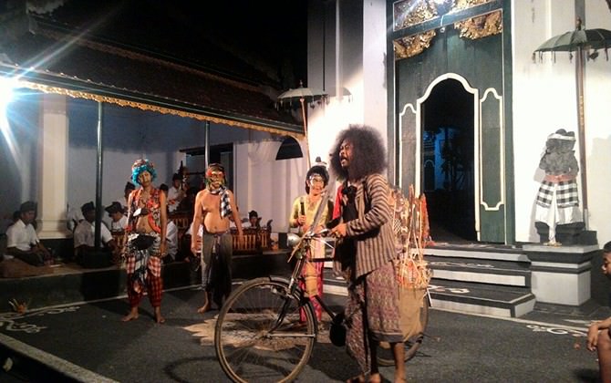 sembroli-bereksperimen-lewat-wayang-bondres