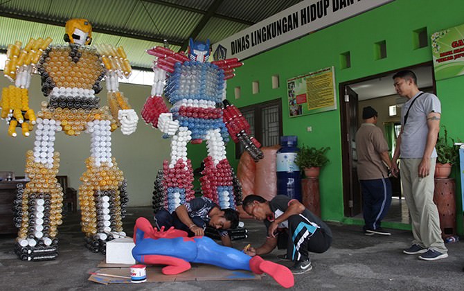 ubah-botol-bekas-jadi-transformers-bakal-dipamerkan-ke-solo