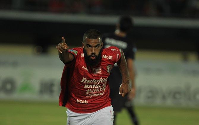astungkarabali-united-kembali-tempel-bhayangkara-fc