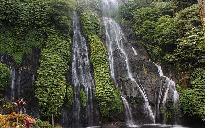 banyumala-twin-waterfalls-mata-air-tersembunyi-di-belantara-wanagiri