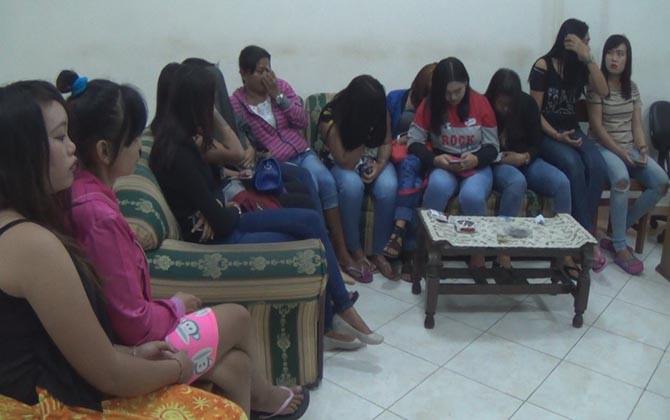 kafe-liar-delod-berawah-dipaksa-tutup-cewek-kafe-diciduk-ramai-ramai