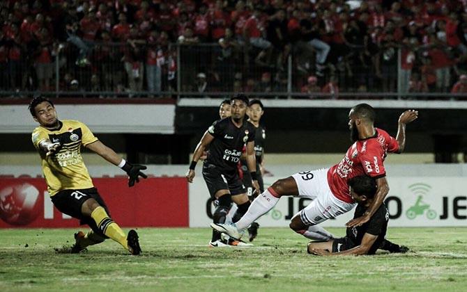 yesstekuk-persija-berkat-aksi-brilian-comvalius-bachdim