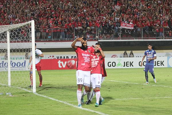 bungkam-6-1-jadi-panggung-lilipaly-dan-comvalius