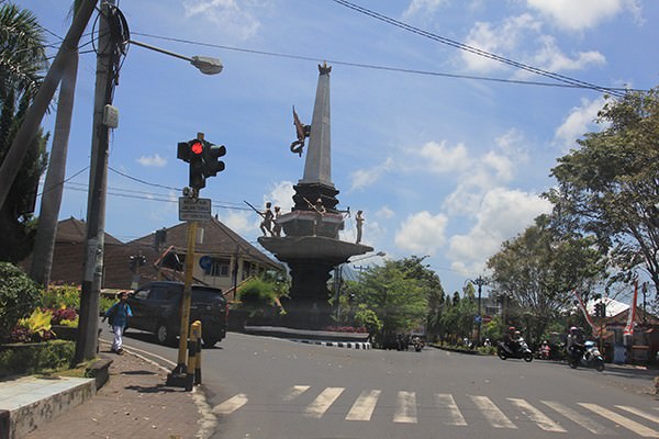 gunung-agung-relatif-tenang-kota-karangasem-kembali-hidup