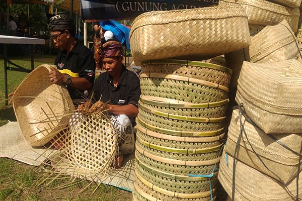 produksi-keranjang-anyaman-tergerak-menganyam-untuk-biaya-hidup