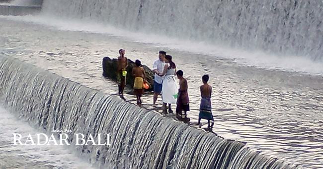 ya-tuhanstatus-gunung-agung-naik-70-ribu-wisman-cancel-ke-bali