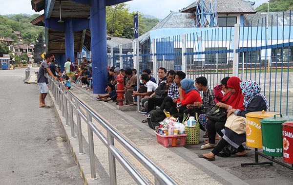 gunung-agung-erupsi-terus-menerus-arus-ke-lombok-mulai-meningkat