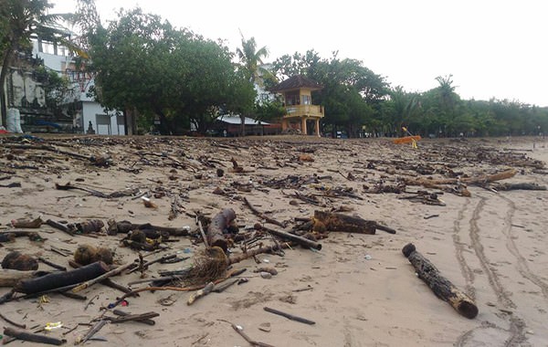 hujan-lebat-volume-sampah-pantai-kuta-mulai-meningkat