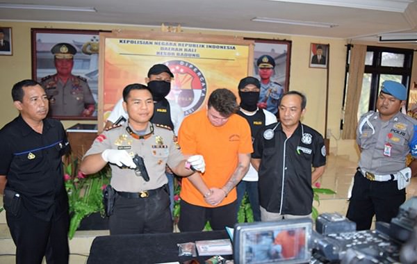jadi-pengedar-ekstasi-bule-italia-diciduk-dengan-bb-airsoft-gun