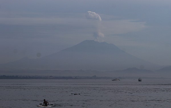astungkaramagma-gunung-agung-mulai-melemah-pertanda-apa