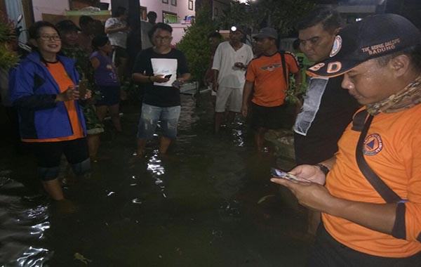 peringatan: Banjir rob seperti ini air laut naik ke darat akibat faktor cuaca.