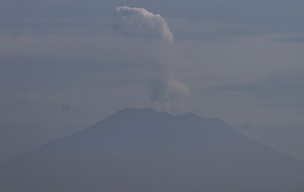 gunung-agung-meletus-120-detik-hujan-abu-bertebaran-di-tulamben