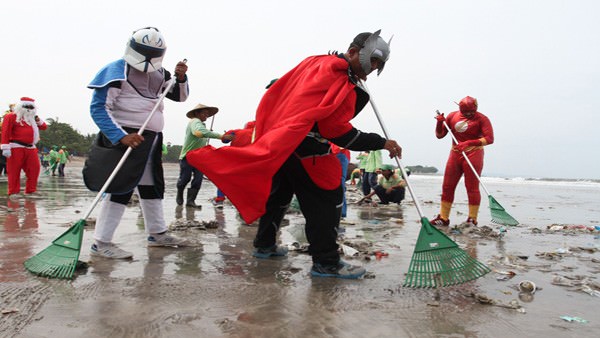 kerensuper-hero-muncul-pantai-kuta-kinclong-dari-sampah