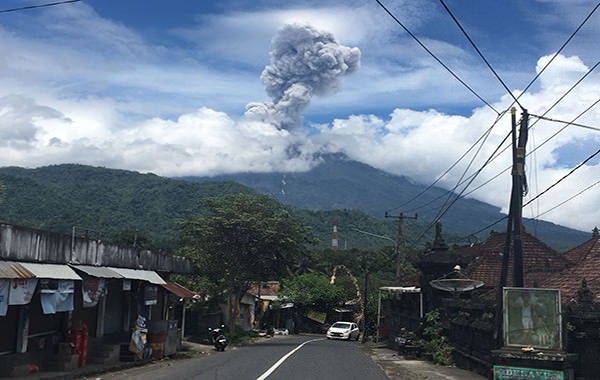 lagi-gunung-agung-meletus-asap-tebal-membubung-2500-meter