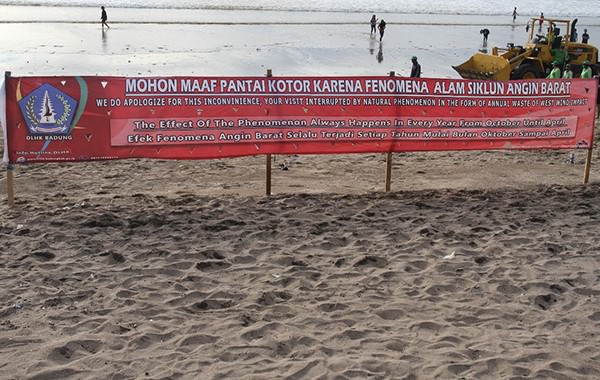 pantai-kuta-kotor-dlh-badung-pasang-spanduk-permohonan-maaf