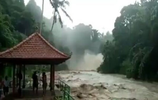 curah-hujan-tinggi-fasilitas-wisata-air-terjun-tegenungan-hanyut