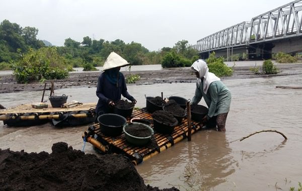 diterjang-lahar-endapan-4-meter-normalisasi-potensi-picu-konflik