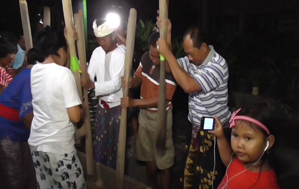 gerhana-bulan-total-warga-paketan-gelar-tradisi-ngoncang