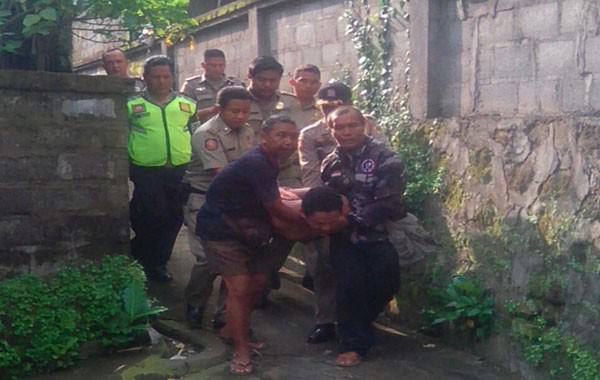stres-dipecat-bikin-onar-diborgol-polisi-alamakodgj-malah-kabur