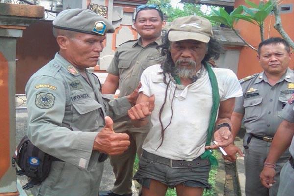 tenggak-arak-minum-bodrek-lempari-rumah-dengan-batu-diamankan