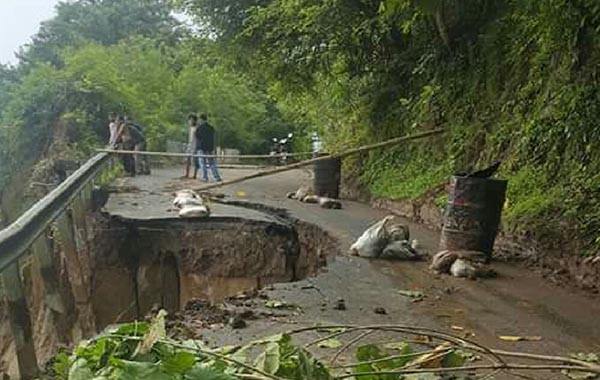 jalan-putus-omzet-ke-air-terjun-tegenungan-turun-drastis