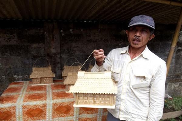 kreatif-kerajinan-miniatur-rumah-adat-penglipuran-diminati-wisatawan