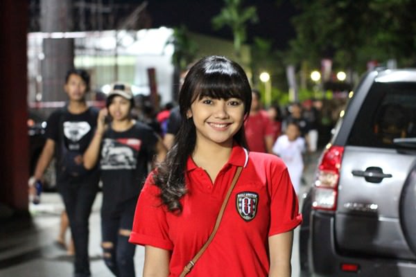 si-cantik-galau-dukung-bali-united-atau-persebaya
