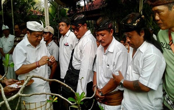 simpatik-baliho-rival-rusak-rai-mantra-tolong-ikut-diperbaiki