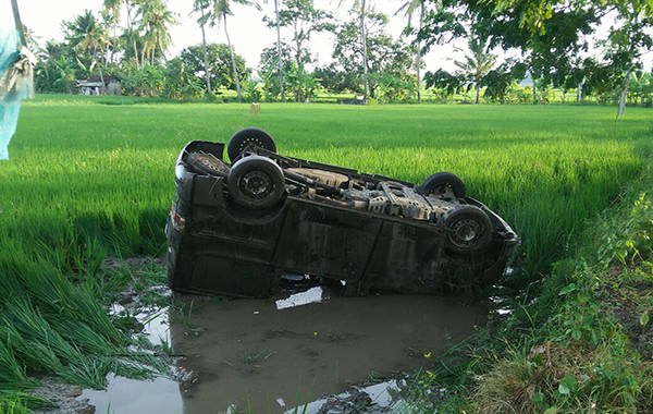 apeskaget-saat-mengemudi-subuh-subuh-masuk-sawah-mobil-terguling