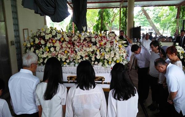 bapak-retail-indonesia-dikremasi-anggota-keluarga-khusyuk-berdoa
