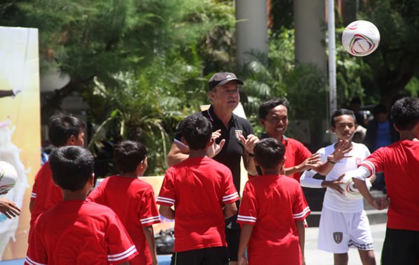 coach-hans-peter-tempati-posisi-anyar-fokus-tempa-pemain-usia-muda