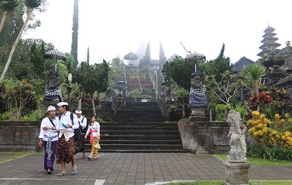 dewan-resmi-sahkan-retribusi-objek-wisata-pura-besakih-rp-75-ribu
