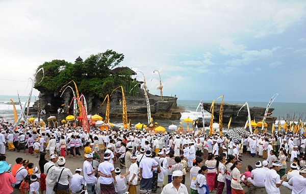 keren-ritual-melasti-di-odtw-tanah-lot-jadi-objek-foto-wisatawan