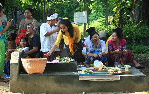 pagerwesi-krama-ziarah-ke-pekuburan-bawa-banten-punjung-dan-penek