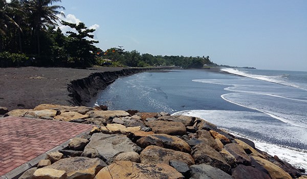 abrasi-pantai-tegal-besar-parah-alihkan-melasti-ke-pantai-lepang