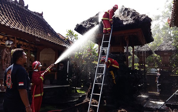 digoyang-angin-gesek-kabel-listrik-penjor-lomba-picu-pura-terbakar