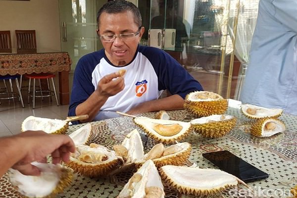 durian-runtuh-di-rumah-sebelah