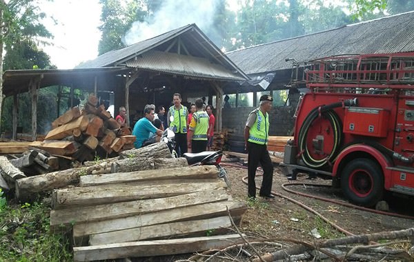 lupa-matikan-sisa-kayu-yang-terbakar-gudang-serkel-ludes-dilalap-api