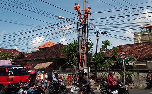 marak-aksi-nyantol-listrik-pln-minta-warga-pasang-meteran-listrik