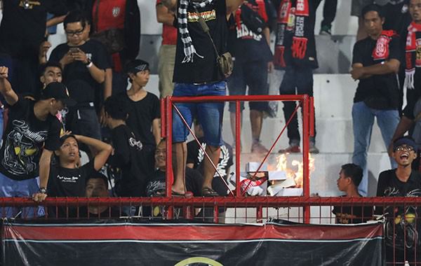 oknum-suporter-bakar-bakar-di-tribun-selatan-ceo-bali-united-marah