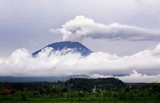 waspada-gunung-agung-kembali-erupsi-abu-bertebaran-sampai-bangli
