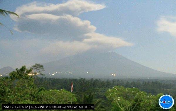 awas-gunung-agung-kembali-meletus-abu-terlontar-setinggi-1500-meter